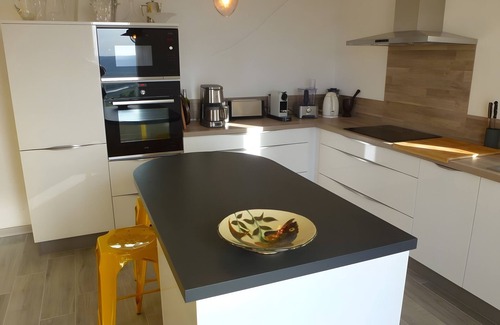 Volx Villa | Villa de lujo – Vistas panorámicas con vistas a la montaña, Wi-Fi y aire acondicionado