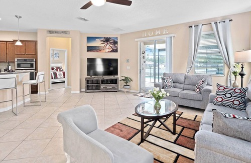 Crystal Cove Casa | Luxury Villa/Private Pool +Spa/15 Min to Disney! Family-friendly and relaxing!