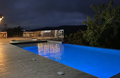 Novo Gravata Cabaña | Villa de lujo con 600m2, área gourmet y hermosa vista de las montañas.