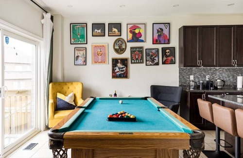 Durham Region Apartamento | Luxury Villa w/Hot Tub, 2 Fireplaces & Pool Table
