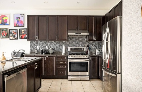 Durham Region Apartamento | Luxury Villa w/Hot Tub, 2 Fireplaces & Pool Table