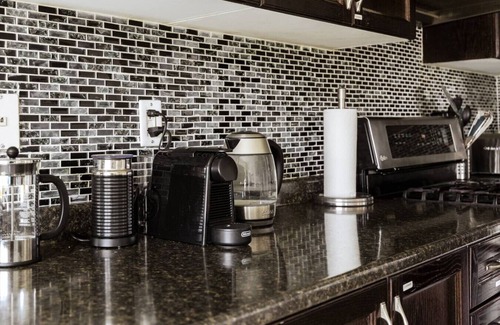 Durham Region Apartamento | Luxury Villa w/Hot Tub, 2 Fireplaces & Pool Table
