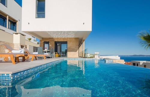 Businci Villa | Luxury Villa White Pearl with Pool