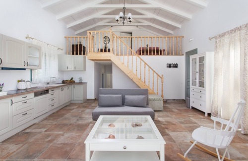 Agia Marina Villa | Villa de lujo con piscina privada, pista de tenis y viñedos | Villa Elissavet