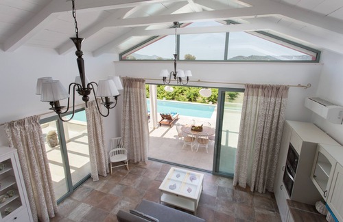 Agia Marina Villa | Villa de lujo con piscina privada, pista de tenis y viñedos | Villa Elissavet