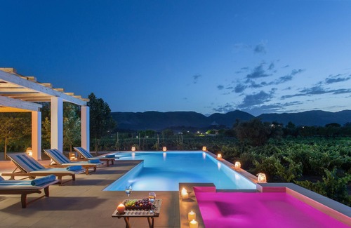 Agia Marina Villa | Villa de lujo con piscina privada, pista de tenis y viñedos | Villa Elissavet
