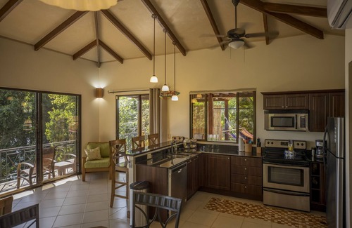 Dominicalito Villa | Villa de lujo con espectaculares vistas al océano y la jungla desde todas las habitaciones.