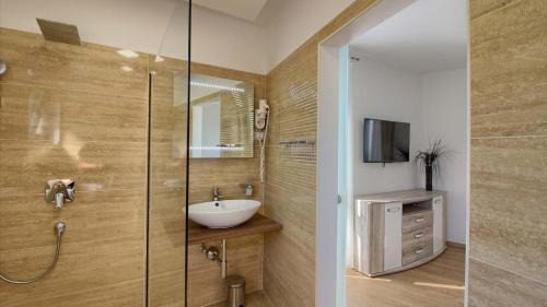 Pjescana Uvala Villa | Luxury villa with sea view, pool and jacuzzi near the beach in the town of Pula