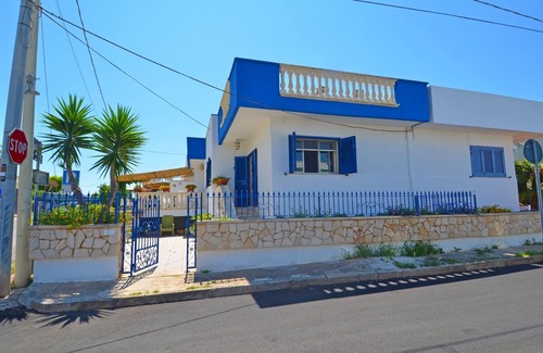 Marina San Gregorio Villa | Villa de lujo con gran terraza y jardín con vistas al mar.