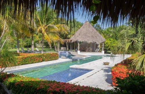 Monterrico Chalet De Esquí | Chalet de lujo con piscina, Chambalacas Los Cocos