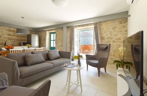 Zaostrog Villa | Villa de lujo con piscina privada. Vista al mar, espacio para 8 personas.