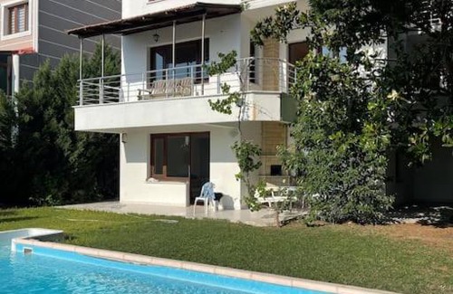Beylikduzu Apartamento | Luxury Villa with Private Pool and Garden