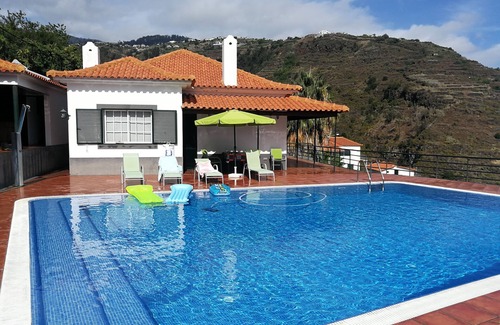 Calheta Villa | Villa de lujo con piscina privada climatizada y vistas al mar y a la montaña
