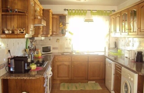 Torres Vedras Villa | 'Villa Amarilla' tiene un total de 4 dormitorios y 3 baños y un amplio salón