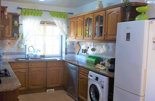 Torres Vedras Villa | 'Villa Amarilla' tiene un total de 4 dormitorios y 3 baños y un amplio salón
