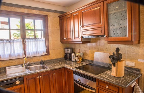 Montana Roja Villa | Villa de lujo con piscina privada climatizada, WiFi y maravilloso mar ya la montaña