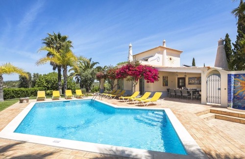 Estombar Villa | Villa de lujo con piscina privada y hermosos jardines en Gramacho Golf,