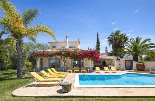 Estombar Villa | Villa de lujo con piscina privada y hermosos jardines en Gramacho Golf,