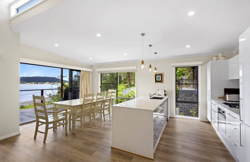 Pretty Beach Central Coast Casa | Luxury Villas Araluen Waterfront Getaway (Walk to the beach)