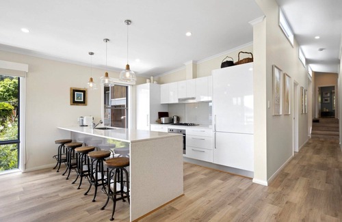Pretty Beach Central Coast Casa | Luxury Villas Araluen Waterfront Getaway (Walk to the beach)