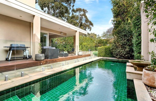 Prahran Casa | Luxury Villas Wynnstay House (Solar Heated Pool)