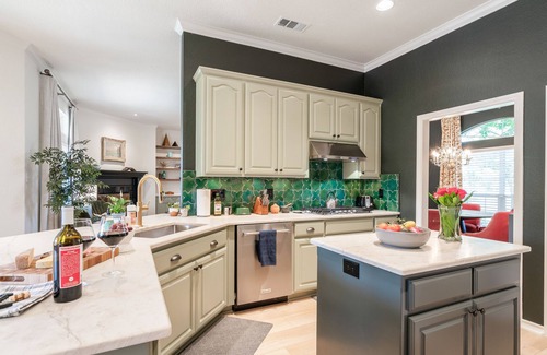 Hutto Casa | Luxury w/Resort Pool+Hot Tub+Game Room+Volleyball
