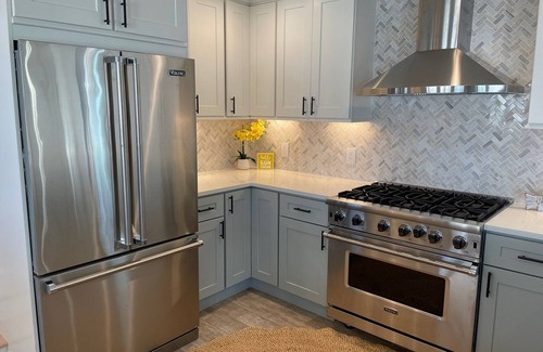 Narragansett Casa | Luxury Water View-Walk to Beach-Central Air 4 Bedroom-Newly Remodeled Sleeps 10