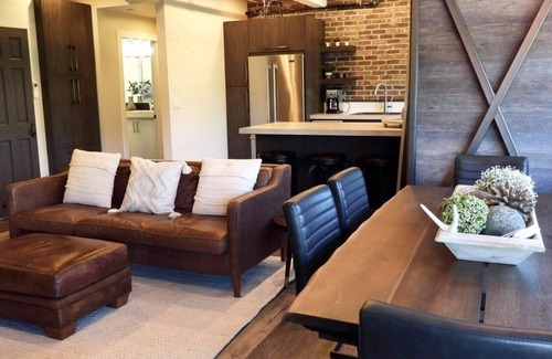 Kelowna Central Business District Condominio | Luxury Waterfront 2 Bedroom Downtown Kelowna Condo with huge balcony