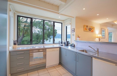 Akaroa Apartamento | Luxury Waterfront Apartment with Amazing Views