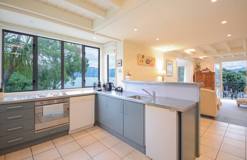 Akaroa Apartamento | Luxury Waterfront Apartment with Amazing Views