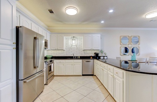 Lakeland Condominio | Luxury WATERFRONT Condo on Lake Hamilton w /1-Car Garage. Min 30 day rental.