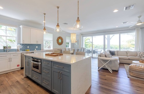 Marathon Casa | Luxury waterfront Home, Pool, Boat Slip, Bikes, Discounts Available thru Jan 31