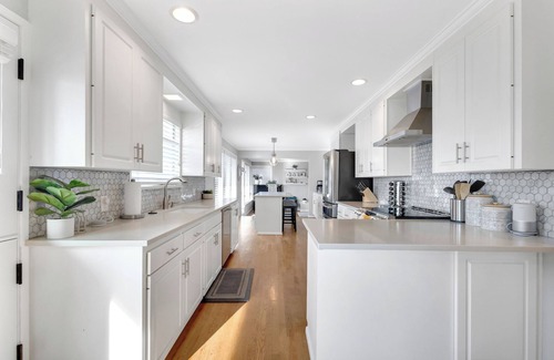 Broadview Casa | Luxury Waterfront Paradise, Gym, Private Backyard