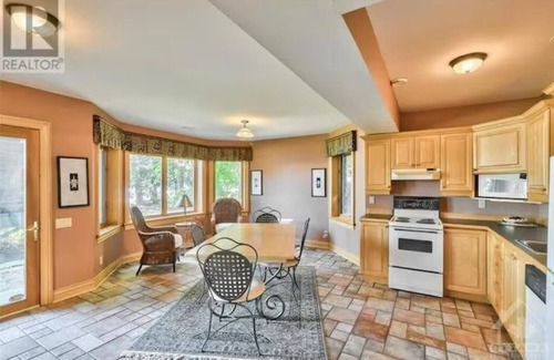 Arnprior Casa | Luxury Waterfront - quiet, walking trails, great water.