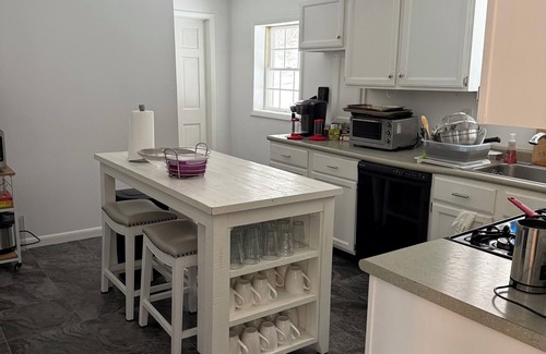 Jewett Casa | Luxury waterfront ski cabin, 4-bedroom house and office, monthly only