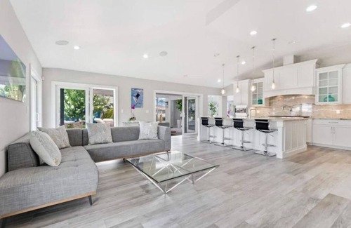 Pompano Isles Casa | "Luxury waterfront mansion with large pool" Near clear water & sandy beaches !