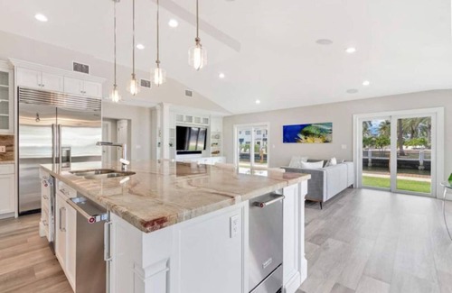 Pompano Isles Casa | "Luxury waterfront mansion with large pool" Near clear water & sandy beaches !