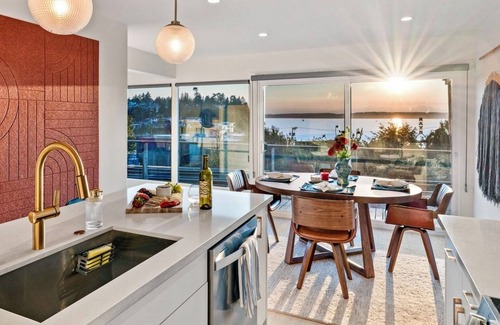 Sunset Hill Condominio | Luxury Waterview Home l Work-Friendly Retreat