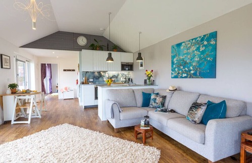 Holcombe Rogus Chalet De Esquí | Chalet contemporáneo de alta especificación con magníficas vistas, jacuzzi privado y jardines.
