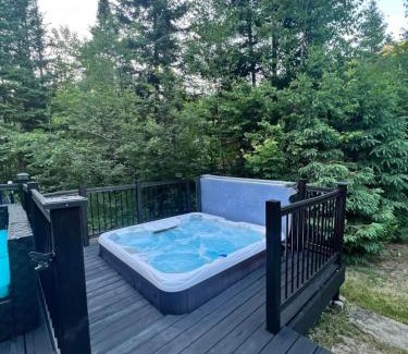 St-Adolphe-d'Howard Chalet De Esquí | Luxury with hot tub 300mbps Wifi Games & more !