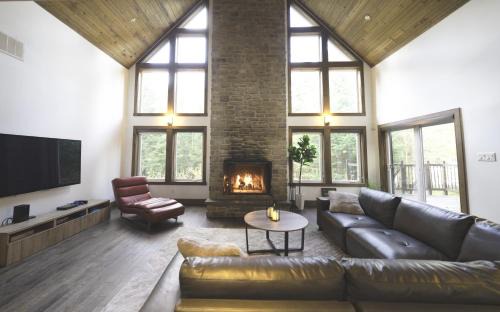St-Adolphe-d'Howard Chalet De Esquí | Luxury with hot tub 300mbps Wifi Games & more !