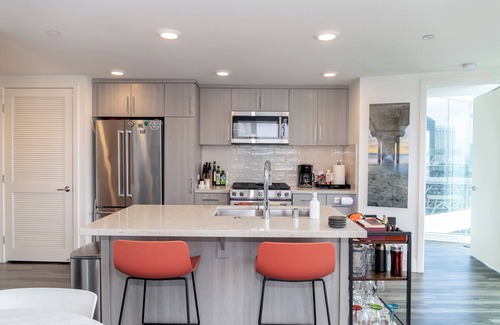 East Village Apartamento | Luxury with Views! Across from Conv Center & PetCo! Heated Pool, Spa and Arcade!