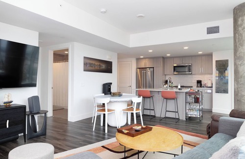 East Village Apartamento | Luxury with Views! Across from Conv Center & PetCo! Heated Pool, Spa and Arcade!
