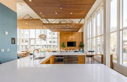 East Village Apartamento | Luxury with Views! Across from Conv Center & PetCo! Heated Pool, Spa and Arcade!