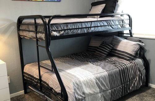 Commerce Cabina | Luxury Wolf Lodge - 2 bedroom - Lakefront.