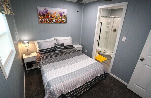 Commerce Cabina | Luxury Wolf Lodge - 2 bedroom - Lakefront.