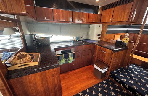 East Town Alquiler De Eote | LUXURY YACHT IN DOWNTOWN MILWAUKEE 3BR, KITCHEN, FLYBRIDGE, AMAZING VIEWS!
