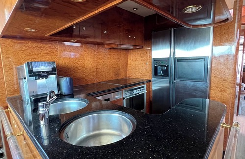 Premià de Mar Alquiler De Eote | Luxury yacht in marina de Badalona. Price for overnight stay in the whole yacht.
