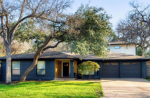 Barton Hills Casa | Luxury Zilker Home Pool Hot Tub Kitchen