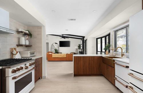 Barton Hills Casa | Luxury Zilker Home Pool Hot Tub and 2 Kitchens